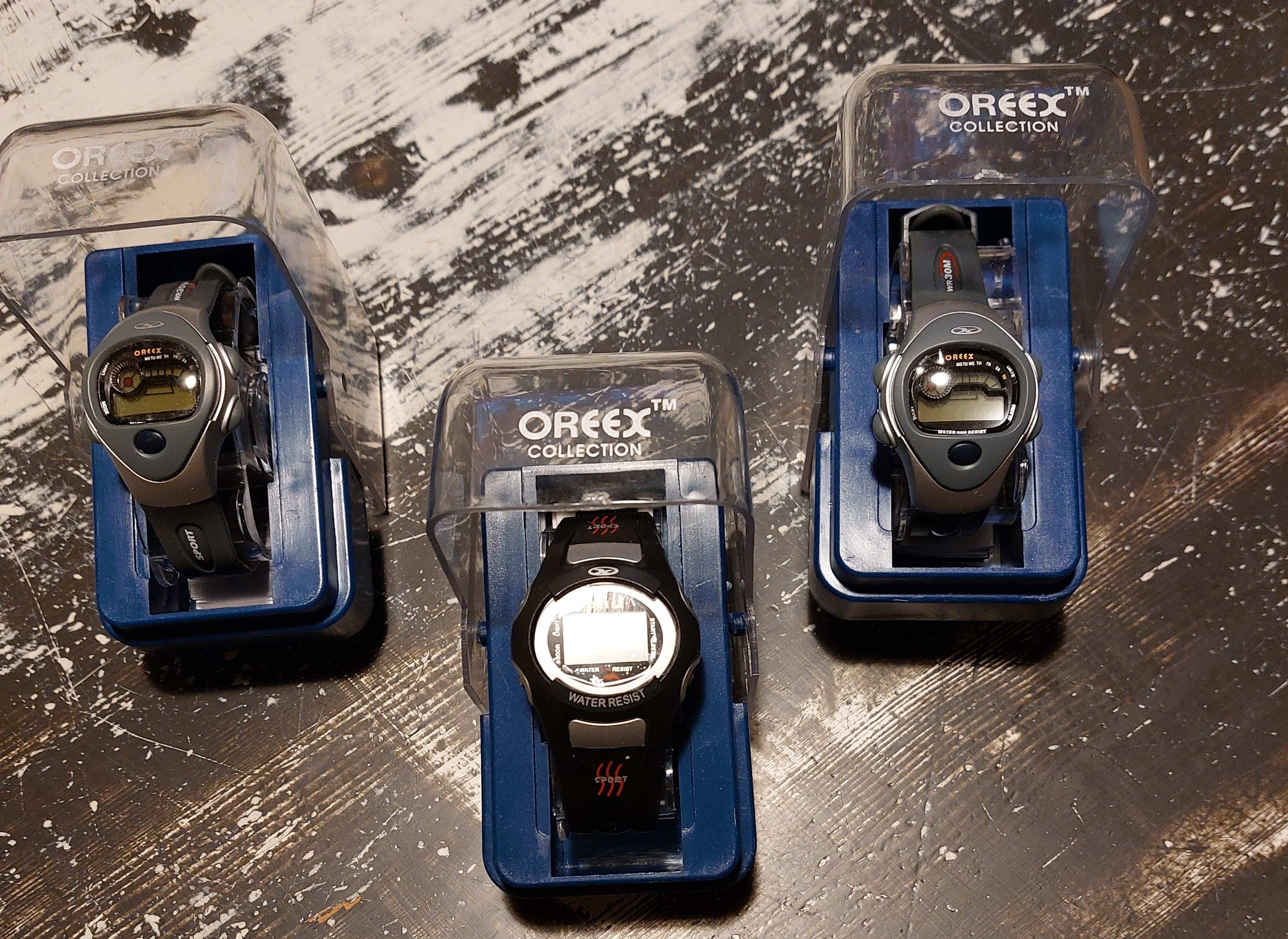 Et nyt år ur, som skal have et batteri for at gå
Medfølger hver kg. fra 
Nelleman og Thomsen Auktionen
Tiden går i stå, når vi roder med frimærker ..